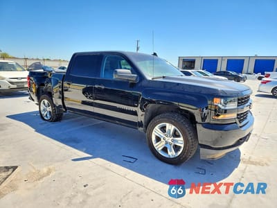 Czwarte zdjęcie samochodu z boku: 2018 CHEVROLET SILVERADO C1500 CUSTOM VIN:3GCPCPEHXJG277880 - miniatura