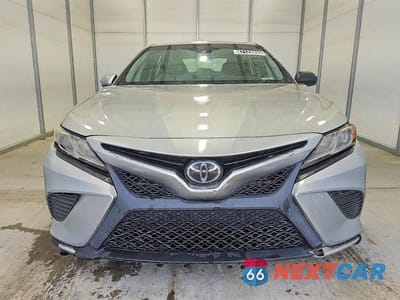 Piąte zdjęcie samochodu w środku: 2018 TOYOTA CAMRY SE VIN:4T1B11HK4JU606831 - miniatura