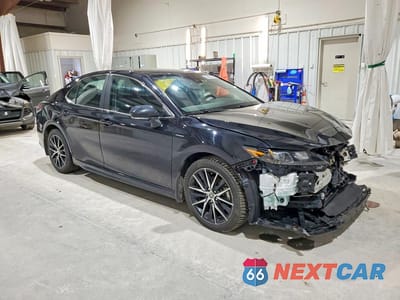Czwarte zdjęcie samochodu z boku: 2024 TOYOTA CAMRY HYBRID SE VIN:4T1G31AKXRU622778 - miniatura