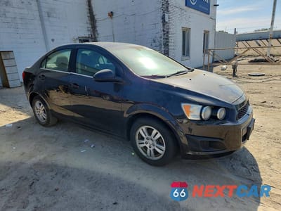 Czwarte zdjęcie samochodu z boku: 2015 CHEVROLET SONIC LT VIN:1G1JC5SG1F4177301 - miniatura