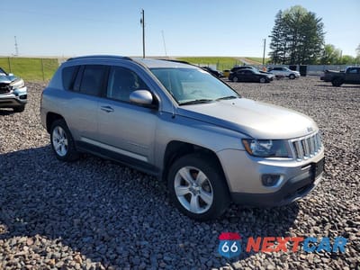 Czwarte zdjęcie samochodu z boku: 2015 JEEP COMPASS LATITUDE VIN:1C4NJCEA8FD110656 - miniatura