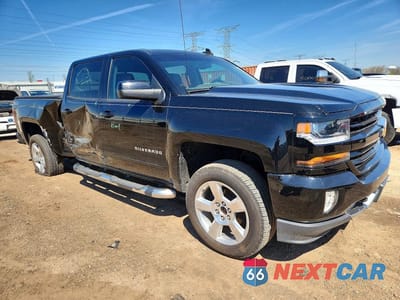 Czwarte zdjęcie samochodu z boku: 2017 CHEVROLET SILVERADO K1500 LT VIN:1GCUKREC8HF193624 - miniatura