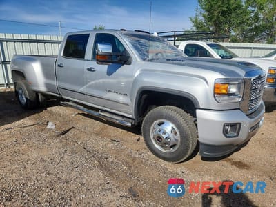 Czwarte zdjęcie samochodu z boku: 2018 GMC SIERRA K3500 DENALI VIN:1GT42YEY8JF136111 - miniatura