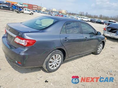 Trzecie zdjęcie samochodu z tyłu: 2013 TOYOTA COROLLA LE VIN:JTDBU4EE5DJ115797 - miniatura