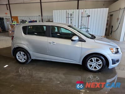 Czwarte zdjęcie samochodu z boku: 2015 CHEVROLET SONIC LT VIN:1G1JC6SG1F4210092 - miniatura