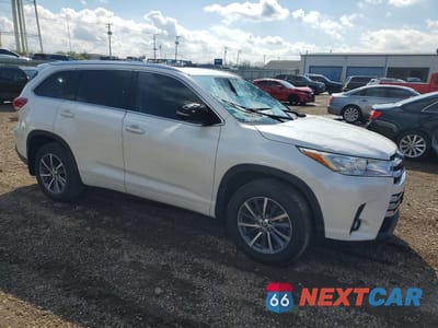 Czwarte zdjęcie samochodu z boku: 2018 TOYOTA HIGHLANDER XLE VIN:5TDJZRFH0JS525747 - miniatura