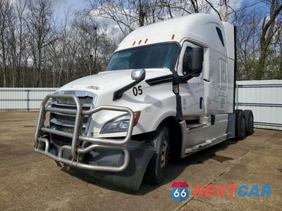Drugie zdjęcie samochodu z przodu: 2018 FREIGHTLINER CASCADIA 126 SEMI TRUCK VIN:3AKJHHDR7JSJT5476 - miniatura