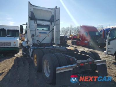 Trzecie zdjęcie samochodu z tyłu: 2014 VOLVO VNL SEMI TRUCK VIN:4V4NC9EG9EN169259 - miniatura