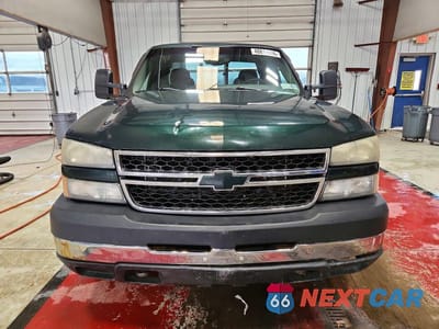 Piąte zdjęcie samochodu w środku: 2005 CHEVROLET SILVERADO K2500 HEAVY DUTY VIN:1GCHK29U05E247169 - miniatura