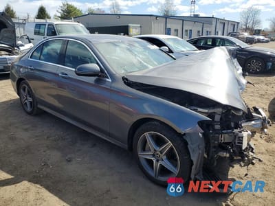 Czwarte zdjęcie samochodu z boku: 2018 MERCEDES-BENZ E 300 4MATIC VIN:WDDZF4KB8JA314282 - miniatura