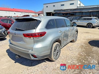 Czwarte zdjęcie samochodu z boku: 2018 TOYOTA HIGHLANDER HYBRID XLE VIN:5TDJGRFH6JS050207 - miniatura