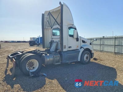 Czwarte zdjęcie samochodu z boku: 2019 KENWORTH T680 SEMI TRUCK VIN:1XKYA48X7KJ297195 - miniatura