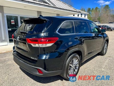 Czwarte zdjęcie samochodu z boku: 2017 TOYOTA HIGHLANDER XLE VIN:5TDJZRFH4HS444650 - miniatura
