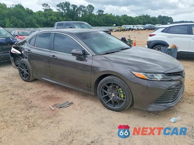 Czwarte zdjęcie samochodu z boku: 2018 TOYOTA CAMRY LE VIN:4T1B11HK7JU063913 - miniatura