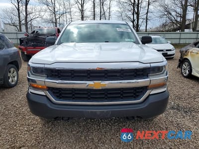 Piąte zdjęcie samochodu w środku: 2018 CHEVROLET SILVERADO K1500 VIN:1GCVKNEH9JZ201016 - miniatura