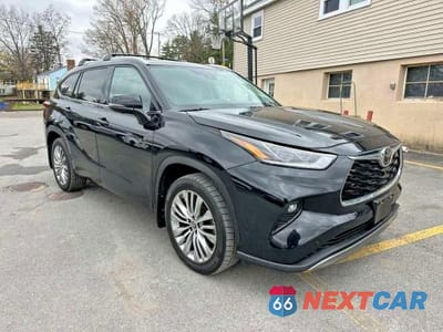 Czwarte zdjęcie samochodu z boku: 2023 TOYOTA HIGHLANDER PLATINUM VIN:5TDKDRBHXPS034006 - miniatura