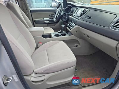 Piąte zdjęcie samochodu w środku: 2018 KIA SEDONA L VIN:KNDMA5C17J6400720 - miniatura