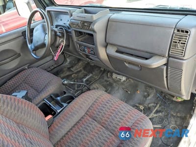 Zdjęcie 8 z 12 samochodu: 2000 JEEP WRANGLER / TJ SE VIN:1J4FA29P5YP702511 - miniatura