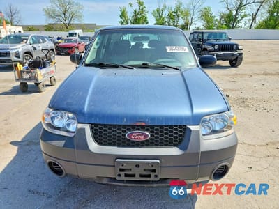 Piąte zdjęcie samochodu w środku: 2005 FORD ESCAPE XLS VIN:1FMYU92Z75KA16095 - miniatura