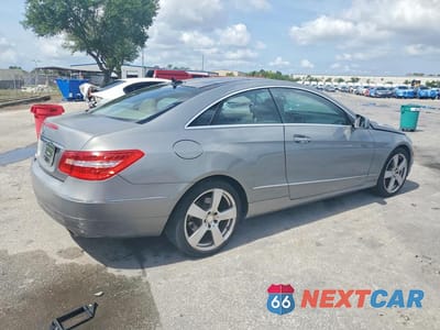Trzecie zdjęcie samochodu z tyłu: 2013 MERCEDES-BENZ E 350 VIN:WDDKJ5KB4DF195630 - miniatura