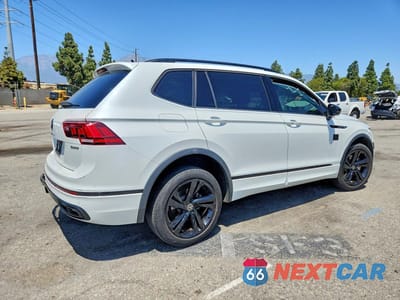 Trzecie zdjęcie samochodu z tyłu: 2023 VOLKSWAGEN TIGUAN SE R-LINE BLACK VIN:3VV8B7AX3PM002884 - miniatura