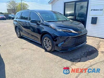 Czwarte zdjęcie samochodu z boku: 2024 TOYOTA SIENNA LE VIN:5TDKSKFC5RS119205 - miniatura
