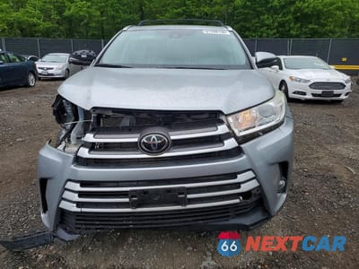 Piąte zdjęcie samochodu w środku: 2019 TOYOTA HIGHLANDER XLE VIN:5TDJZRFH5KS568238 - miniatura