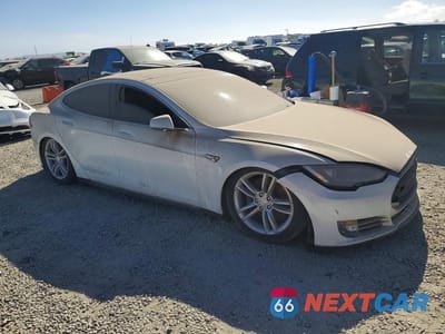 Czwarte zdjęcie samochodu z boku: 2013 TESLA MODEL S VIN:5YJSA1AG9DFP04809 - miniatura