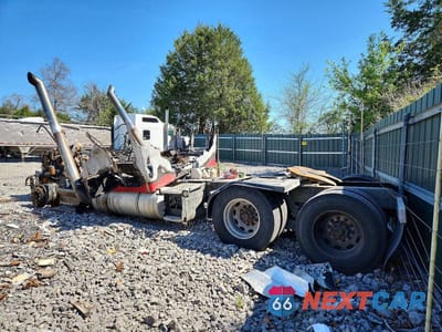 Trzecie zdjęcie samochodu z tyłu: 2005 KENWORTH CONSTRUCTION T600 VIN:1XKADB9X85J073689 - miniatura