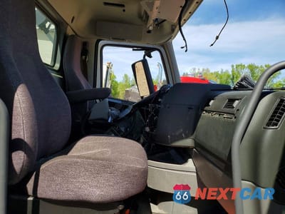 Piąte zdjęcie samochodu w środku: 2023 VOLVO VNR SEMI TRUCK VIN:4V4W39EG3PN332270 - miniatura