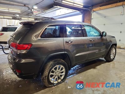 Trzecie zdjęcie samochodu z tyłu: 2021 JEEP GRAND CHEROKEE LAREDO VIN:1C4RJFAG2MC527853 - miniatura