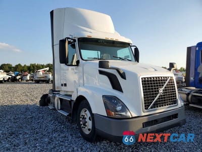 2017 VOLVO VNL SEMI TRUCK 4V4N39TG6HN988141 - główne zdjęcie licytacji z USA - miniatura