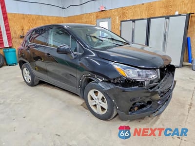 Czwarte zdjęcie samochodu z boku: 2019 CHEVROLET TRAX LS VIN:3GNCJNSB4KL281271 - miniatura
