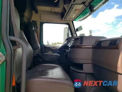 Piąte zdjęcie samochodu w środku: 2018 VOLVO VNL SEMI TRUCK VIN:4V4NC9EH0JN893425 - miniatura
