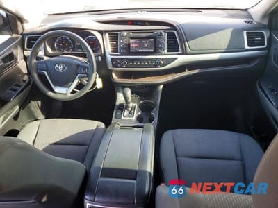 Zdjęcie 8 z 13 samochodu: 2018 TOYOTA HIGHLANDER LE VIN:5TDZARFH1JS034436 - miniatura