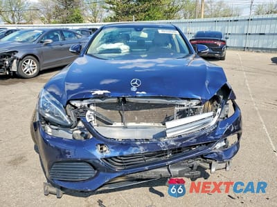 Piąte zdjęcie samochodu w środku: 2015 MERCEDES-BENZ C 300 4MATIC VIN:55SWF4KB9FU027494 - miniatura