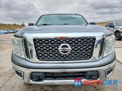 Piąte zdjęcie samochodu w środku: 2017 NISSAN TITAN SV VIN:1N6AA1E55HN527250 - miniatura