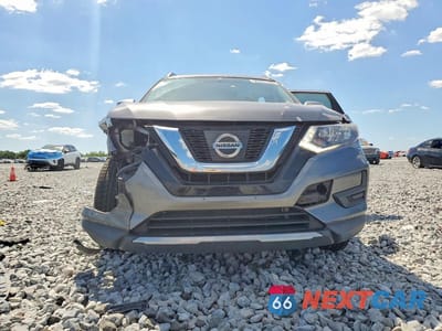 Piąte zdjęcie samochodu w środku: 2017 NISSAN ROGUE SV VIN:KNMAT2MV3HP610488 - miniatura