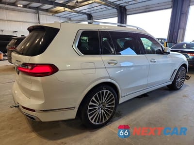 Trzecie zdjęcie samochodu z tyłu: 2020 BMW X7 XDRIVE40I VIN:5UXCW2C00L9B98678 - miniatura