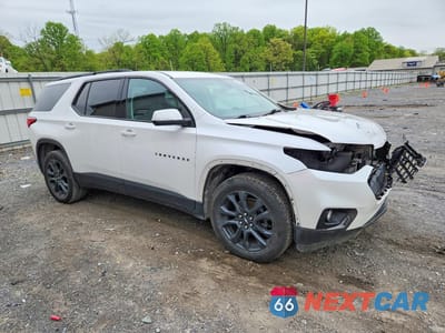 Czwarte zdjęcie samochodu z boku: 2021 CHEVROLET TRAVERSE RS VIN:1GNEVJKW8MJ251886 - miniatura