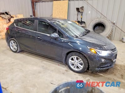 Czwarte zdjęcie samochodu z boku: 2018 CHEVROLET CRUZE LT VIN:3G1BE6SM8JS645673 - miniatura