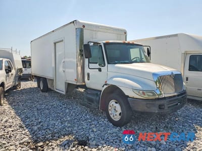Czwarte zdjęcie samochodu z boku: 2006 INTERNATIONAL 4200 BOX TRUCK VIN:1HTMLAFMX6H256443 - miniatura