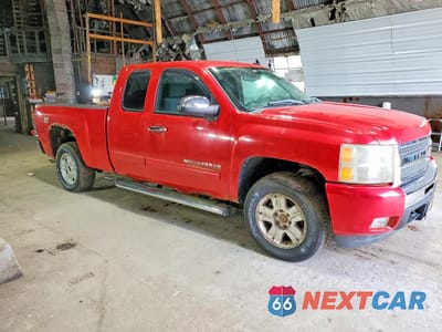 Czwarte zdjęcie samochodu z boku: 2011 CHEVROLET SILVERADO K1500 LT VIN:1GCRKSE38BZ202552 - miniatura