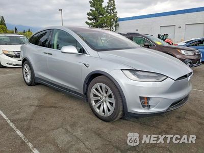 Czwarte zdjęcie samochodu z boku: 2018 TESLA MODEL X VIN:5YJXCBE29JF115372 - miniatura