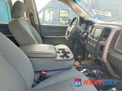 Piąte zdjęcie samochodu w środku: 2018 RAM 3500 ST VIN:3C63RRGL4JG413065 - miniatura