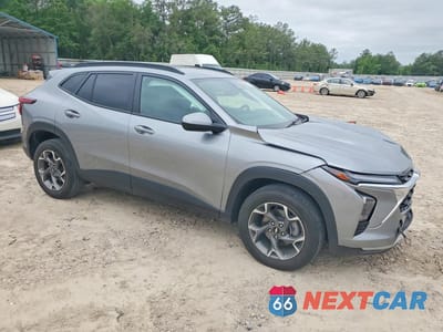 Czwarte zdjęcie samochodu z boku: 2024 CHEVROLET TRAX 1LT VIN:KL77LHE21RC213465 - miniatura