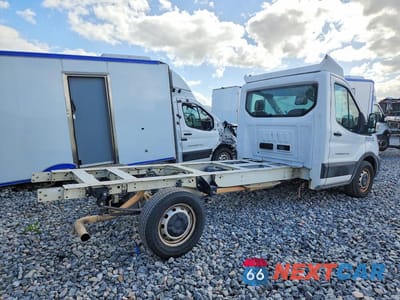 Trzecie zdjęcie samochodu z tyłu: 2021 FORD TRANSIT TRUCK CAB AND CHASSIS VIN:1FDBW5Z88MKA79954 - miniatura
