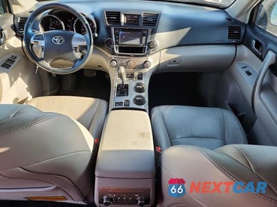 Zdjęcie 8 z 12 samochodu: 2013 TOYOTA HIGHLANDER SE VIN:5TDBK3EH4DS258527 - miniatura