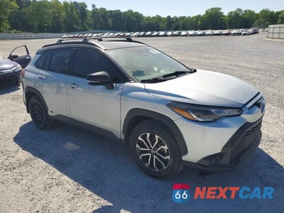 Czwarte zdjęcie samochodu z boku: 2023 TOYOTA COROLLA CROSS HYBRID SE VIN:7MUFBABG3PV013441 - miniatura