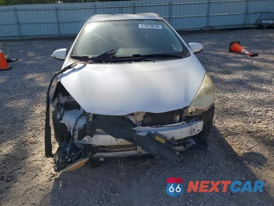 Piąte zdjęcie samochodu w środku: 2013 TOYOTA PRIUS C THREE VIN:JTDKDTB31D1041839 - miniatura